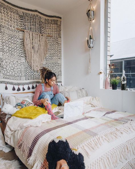 137.3k Likes, 127 Comments - Urban Outfitters (@urbanoutfitters) on Instagram: “Honestly not a bad way to spend a Saturday night, @thejitana. Tapestry SKU: #42241232 #UOonCampus…” Teenage Girl Room Ideas, Wallpaper Colour, Girl Bedroom Ideas, Teenage Girl Room, Girl Bedrooms, Teen Girl Room Decor, Girls Dorm Room