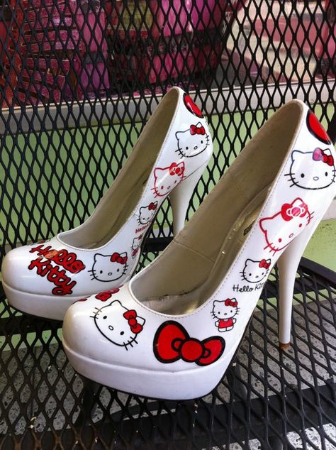 Tacones blancos HK Hello Kitty High Heels, Hello Kitty Heels, Hello Kitty High, Hello Kitty World, Images Hello Kitty, Hello Kitty Things, Hello Kitty Shoes, I Love Hello Kitty, Charmmy Kitty