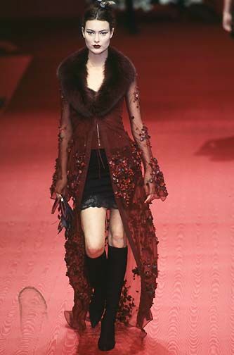 Red And Black Fashion, Fashion Vampire, 1997 Fashion, Dolce And Gabbana Runway, Dolce And Gabbana Fashion, 90s Runway Fashion, Runway Fashion Couture, Runway Outfits, Claudia Schiffer