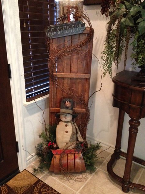 Primitive Christmas Antique Toboggan with Honey and Me Snowman- aw good ole toboggans sure do have great memories growing up on these :) Christmas Sleigh Decorations, Sled Decor, Winter Wood Crafts, Christmas Antique, Christmas Sled, Prim Christmas, Christmas Porch Decor, Christmas Sleigh, Christmas Porch