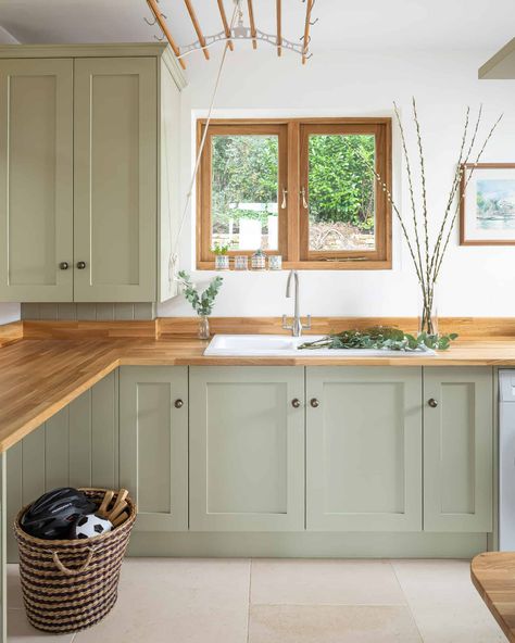 Light Green Kitchen, Sage Kitchen, Green Kitchen Designs, Dark Green Kitchen, Sage Green Kitchen, Kitchen Ideas Modern, Green Kitchen Cabinets, Green Cabinets, Kitchen Cabinet Colors