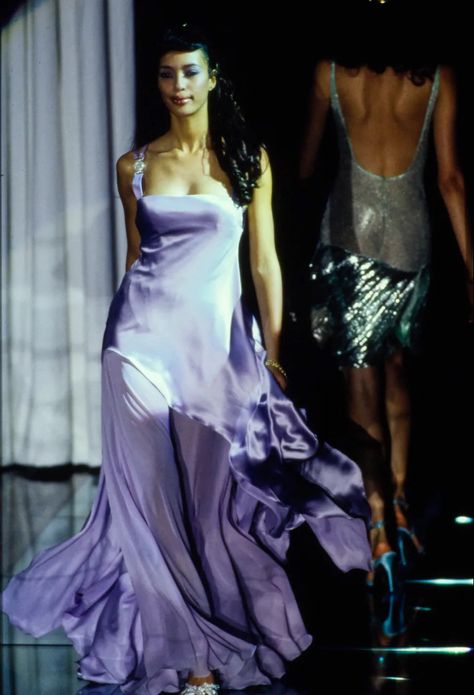 Versace Spring 1995, Versace 90s, Versace Runway, High Fashion Runway, Versace Spring, 90s Runway Fashion, Runway Fashion Couture, Versace Dress, Claudia Schiffer