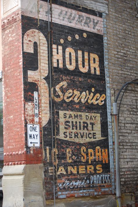 Laundry sign -I love the vintage ads painted on brick walls! Building Advertising, Sign Painting Lettering, Design Cafe, Old Brick Wall, Building Signs, Ghost Signs, Vintage Laundry, Sign Writing, Old Bricks