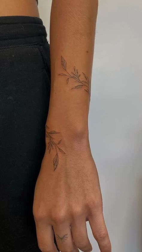 vine wrap tattoo | leaf | greenery | @andyoutattoo | #tattoo #tattooideas #tattooideasfemale #tattooideasformen Botanisches Tattoo, Wrap Around Wrist Tattoos, Around Arm Tattoo, Wrap Around Tattoo, Tato Minimal, Wrap Tattoo, Small Pretty Tattoos, Petite Tattoos, Small Hand Tattoos