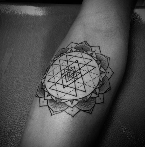 Sri Yantra Meaning, Sri Yantra Tattoo, Yantra Yoga, Mandala Flower Tattoo, Tattoo Yoga, Yantra Mandala, Tattoo Wave, Yantra Tattoo, Hindu Tattoos