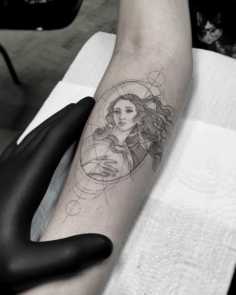 Botticelli, birth of Venus. Venus Tattoo Goddess, The Birth Of Venus Tattoo, Birth Of Venus Tattoo, Birth Of Venus Art, Aphrodite Tattoo, Venus Tattoo, Art Inspired Tattoos, Tattoo Black And White, Omerta Tattoo