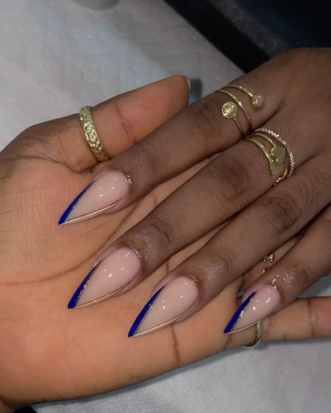 𝗡𝗲𝗡𝗲🇳🇬 𝗦𝗲𝗹𝗳 𝘁𝗮𝘂𝗴𝗵𝘁 𝗻𝗮𝗶𝗹 𝗮𝗿𝘁𝗶𝘀𝘁 on Instagram: “just A little razzle dazzle 💙✨” Blue And Nude Nails, Gold Stiletto Nails, Stiletto Nails Designs, Self Taught, Nails Blue, Blue Nail Designs, Razzle Dazzle, Winter Nail Designs, Coffin Nails Designs