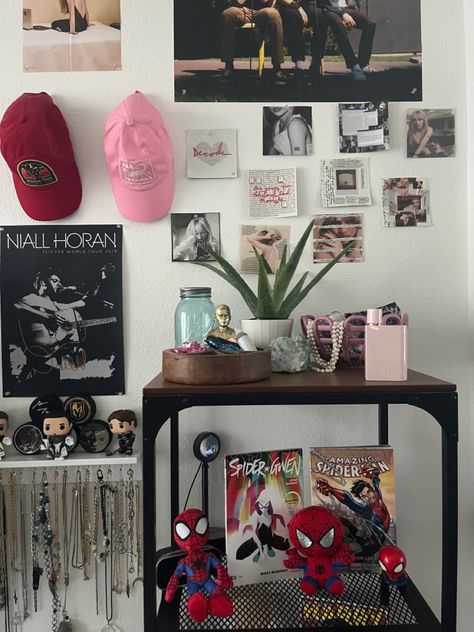 Spider Man Inspired Bedroom, Spiderman Room Ideas Aesthetic, Spider Man Room Decor Ideas, Spider Man Room Decor Aesthetic, Room Inspo Spiderman, Spider Man Bedroom Aesthetic, Spiderman Theme Room, Spiderman Room Decor Aesthetic, Marvel Aesthetic Room