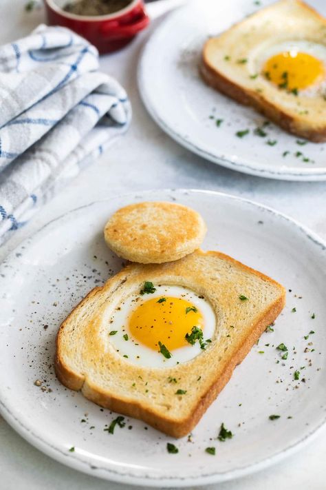 An egg cooked into a piece of bread. Healthy Pancake Mix, Breakfast With Eggs, Eggs In A Basket, Overnight Breakfast Casserole, Pan Recipe, Vegetarian Sandwich, Breakfast Toast, Egg Breakfast, Savory Breakfast