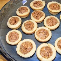 Pecan Tarts Recipe, Pecan Tassies, Mini Pecan Pies, Pecan Pies, Pecan Tarts, Healthy Recipes Easy Snacks, Pecan Pie Recipe, Mini Tart, Pumpkin Spice Cupcakes