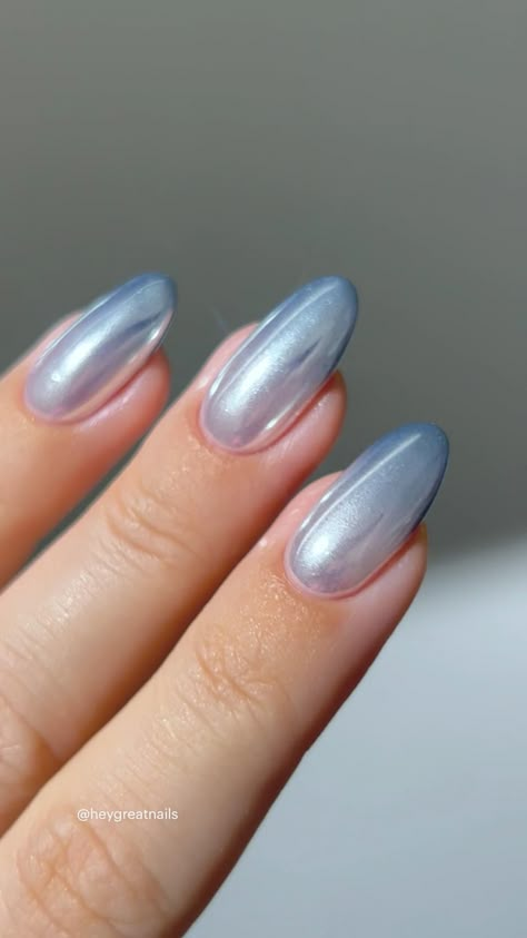 🌬️🌊 grayish blue ombre nails as crisp as the fall air 🌧️ Watercolor Nail Art, Ombre Nail Colors, Ombre Chrome Nails, Blue Chrome Nails, Blue Ombre Nails, Chrome Nails Designs, Minimalist Nail Art, Blue Nail Art, Simple Gel Nails