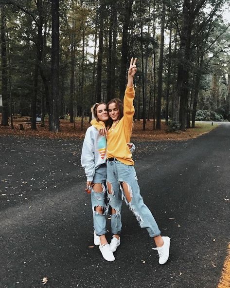 Best Friend Fotos, Bff Pics, Distressed Leggings, Photos Bff, Fotografi Digital, Best Friend Photography, Best Friend Poses, Best Friend Photoshoot, Bff Photoshoot