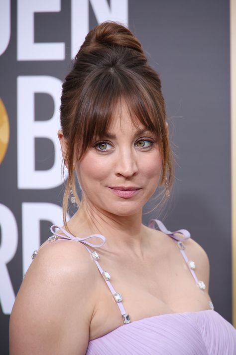 Kaley Cuoco Hair, Golden Globes 2023, Brunette Updo, Straight Across Bangs, Runway Hair, Big Curls, Dark Blonde Hair, Wispy Bangs, Kaley Cuoco