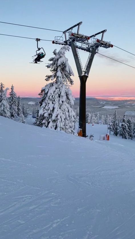 Cold Weather Aesthetic, Snow Weather, Slalom Skiing, Skiing Aesthetic, Ski Aesthetic, Cold Culture, Winter Skiing, Ski Mountain, Snow Trip