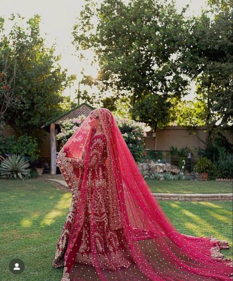 Nikkah Veil Ideas, Long Dupatta Bride, Dulhan Dupatta Pakistani Bridal, Bridel Lehngas Simple, Nikkah Veil, Indian Bridal Veil, Red Bridal Veil, Gala Designs For Kameez, Pakistani Bridal Makeup Red