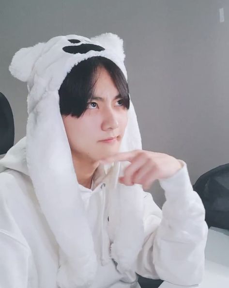 enhypen vlive halloween 2021 jungwon thinking pose meme wearing fluffy spooky bunny hat Thinking Pose, Bunny Hat, Cat Pose, Cute Hats, Silly Cats, Kpop Wallpaper, Art Tutorials, Make Me Smile, Memes