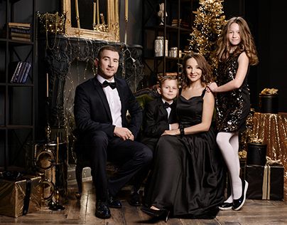 Elegant Family Christmas Photos, Rich Family Portrait, Family Icon, Family Photo Studio, Family Photo Colors, Family Portrait Painting, Family Photoshoots, Family Portrait Poses, Christmas Friends