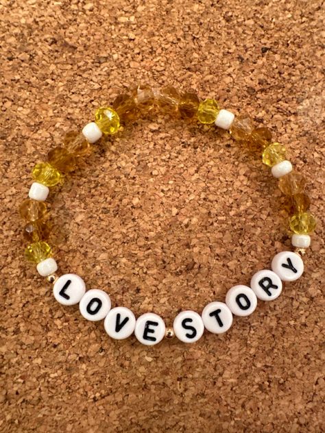 Love Story Love Story Friendship Bracelet, Love Story Bracelet Taylor Swift, Love Story Bracelet, Mostacillas Ideas, Swiftie Bracelets, Taylor Bracelets, Eras Bracelets, Swift Bracelets, Photos Of Taylor Swift