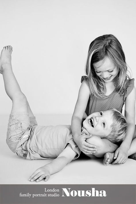 Studio Photography Ideas, Portrait Studio Photography, Family Portrait Studio, Black And White Studio, Sibling Photo Shoots, Family Studio Photography, Sibling Poses, Children Photography Poses, Sibling Photography