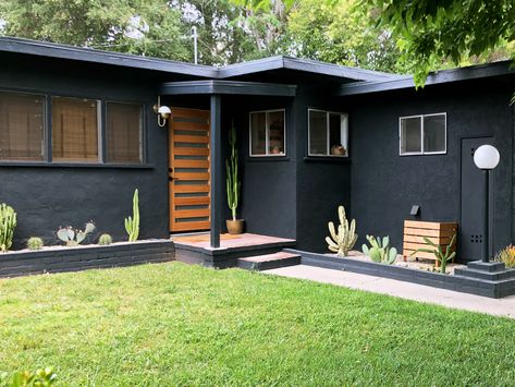 Black Exterior House, Shingles Roof, Black Homes, Stucco Siding, Mid Century Modern Exterior, Ranch House Exterior, Black Houses, House Ranch, Home Exterior Makeover