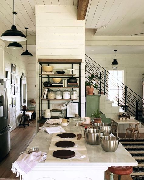 Where Do Chip and Joanna Gaines Live? Photos of Waco Home Stile Joanna Gaines, Joanna Gaines Instagram, Gaines Kitchen, Joanna Gaines Kitchen, Joanna Gaines House, Joanna Gaines Decor, Joanna Gaines Farmhouse, Chip Gaines, Joanna Gaines Style