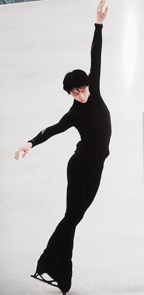 Yuzuru Hanyu Skating Poses, Figure Skater Pose Reference, Yuzuru Hanyu Pose Reference, Ice Skating Pose Reference, Ice Skater Pose Reference, Ice Skating Yuzuru Hanyu, Male Ice Skating Aesthetic, Figure Skater Reference, Ice Skating Poses Reference