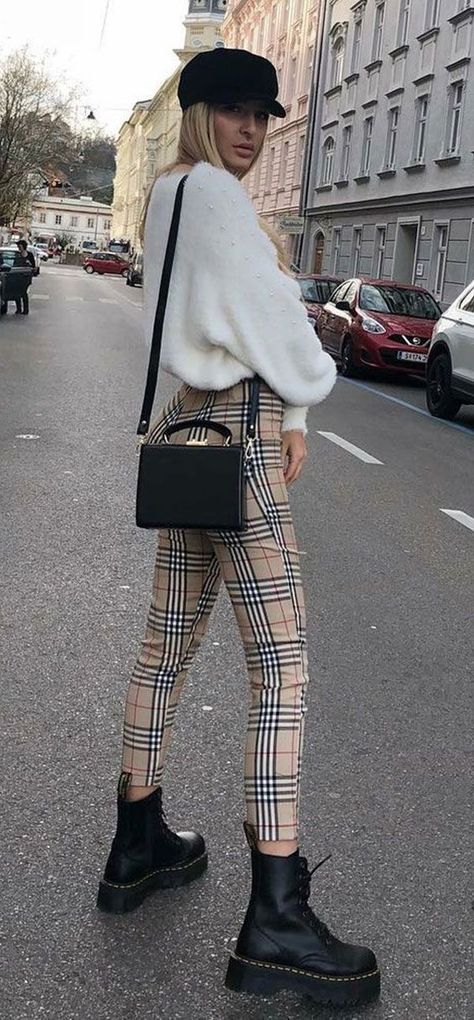 #burberry #tartan #pants #nova #blogger #ootd #inspo #fashion #style Doc Martens Outfit, Winter Ootd, Winter Knitwear, Rock Outfit, London Outfit, Urban Street Style, Trending Fashion Outfits, Outfit Trends, Street Style Winter