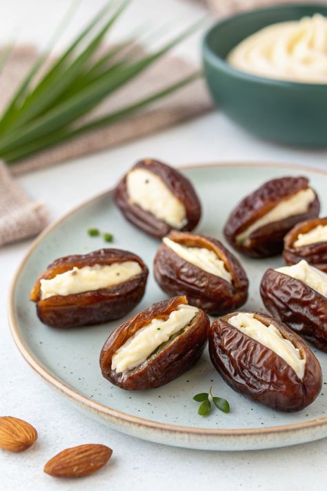 5 Ingredients for Perfect Cashew Cream-Stuffed Dates Cashew Butter Recipe Snacks, Stuffed Dates Vegan, Stuffed Dates Dessert, Cashew Butter Recipe, Raw Vegan Snacks, Stuffed Dates, Spring Roll Recipe, Healthy Vegan Desserts, Date Recipes