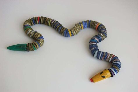 Bottle Cap Snake Bottle Cap Snake, Diy Sculpture, Cap Art, Bottle Cap Art, Trash To Treasure, Bottle Caps, Bottle Cap, Snakes, Diy For Kids