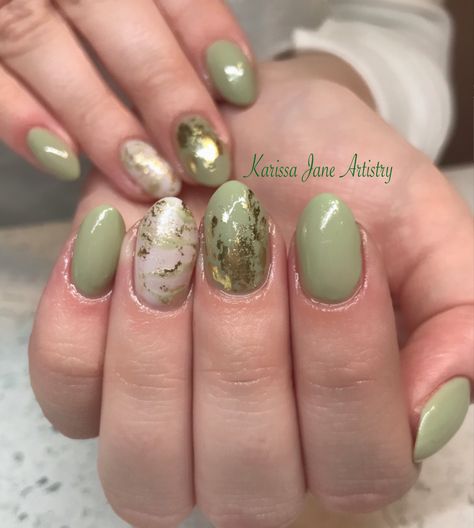 Green marble nails with gold foil. Nail Art Green And Gold, Green Marble Nail Art, Sage Green Gold Nails, Green And Gold Marble Nails, Sage Green Marble Nails, Sage And Gold Nails, Light Green And Gold Nails, Nail Art Sage Green, Sage Green Wedding Nails