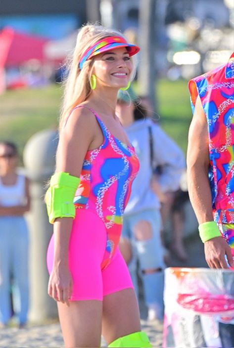 margot robbie as barbie on the set of barbie 90s Workout Outfit, 90s Workout, Workout Costume, 80s Workout Costume, Margot Robbie Outfit, Pink Roller Skates, Skate Outfit, Margot Robbie Style, 80s Workout