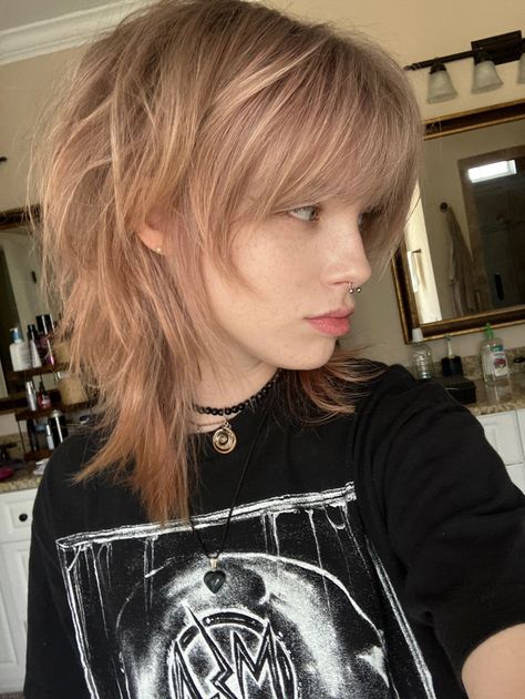 Cute Wolf Haircut, Short Layered Haircuts With Fringe, Shaggy Female Hair, Mid Length Alternative Hair, Haircut Ideas Alternative, Soft Shag Haircut Short With Bangs, Hair Color Ideas For Wolf Cut, Alternative Medium Length Haircut, Grunge Shoulder Length Hair