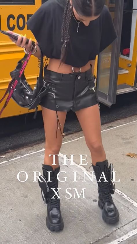 Afterlife Festival Outfit, Grunge Night Out Outfits, Grunge Festival Outfit, Outfit Techno, Techno Rave Outfit, Leather Shorts Outfit, Tech Outfit, Outfit Night Club, Techno Outfit