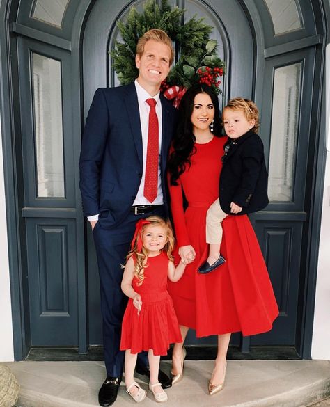 Church Outfit Christmas, Christmas Church Outfit, Red Christmas Outfit, Holiday Photos Outfits, Family Christmas Pictures Outfits, Family Holiday Pictures, Christmas Sunday, Christmas Pictures Outfits, Christmas Family Photoshoot