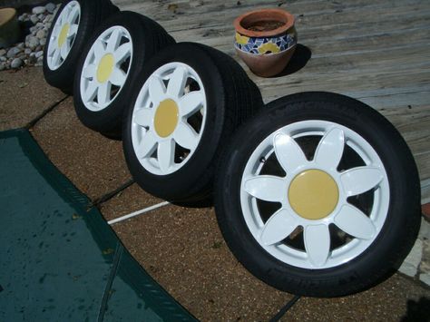 Daisy rims, so cute would love these on my future beetle Daisy Rims, Beetle Accessories, Car Interior Diy, Hippie Car, Bug Car, Tire Rack, Volkswagen New Beetle, Car Deco, Beetle Car