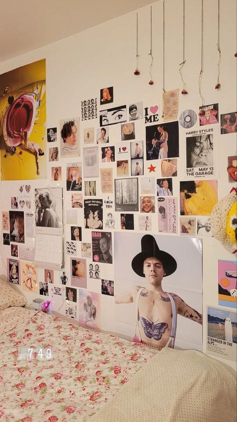 Room Ideas Harry Styles, Harry Styles Themed Room, Harry Styles Room Decor Aesthetic, One Direction Room, Harry Coded, Harry Core, Wall Art Diy Paint, Pinterest Room Decor, Harry Styles Wallpaper