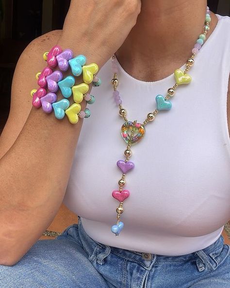 Marivi accesorios on Instagram: "AMOR  a full color 🩷🩵💛  Nuevo Set de collar corbatín y pulseras✨  Desliza hasta el final ➡️➡️➡️  📍 Maturin, Venezuela 🇻🇪  📦 Envíos nacionales e internacionales  🚗 Delivery en toda la ciudad   #tendencia # accesorios #bisuteria #accesories #joyeriaartesanal #necklace" Handmade Necklace Tutorial, Micro Mosaic Jewelry, Whimsical Accessories, Diy Bracelet Designs, Colorful Accessories, Girly Accessories, Jewelry Fashion Trends, Elegant Necklaces, Girly Jewelry