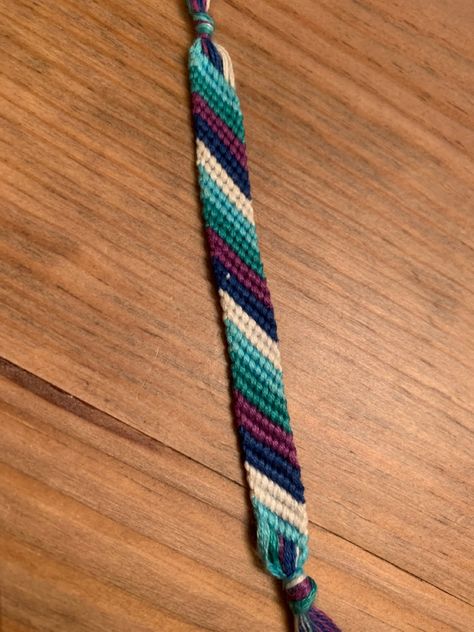 Friendship Bracelets Candy Stripe, Candy Stripe Bracelet, Yarn Friendship Bracelets, Embroidery Floss Bracelets, Floss Bracelets, Braided Friendship Bracelets, Bracelet Patterns Easy, Friendship Bracelets Easy, Diy Friendship Bracelets Tutorial