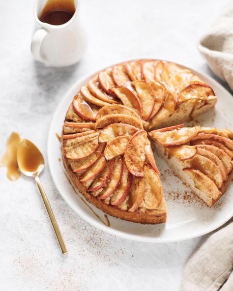 Spiced apple cake with salted maple caramel that will make you feel warm and cozy | Teak & Thyme | #cake #apples #saltedcaramel #applecake Spiced Apple Cake, Maple Caramel, Baking Prints, Apple Pie Cake, Maple Recipes, Vancouver Food, Springform Pan Cake, Light Food, Caramel Desserts