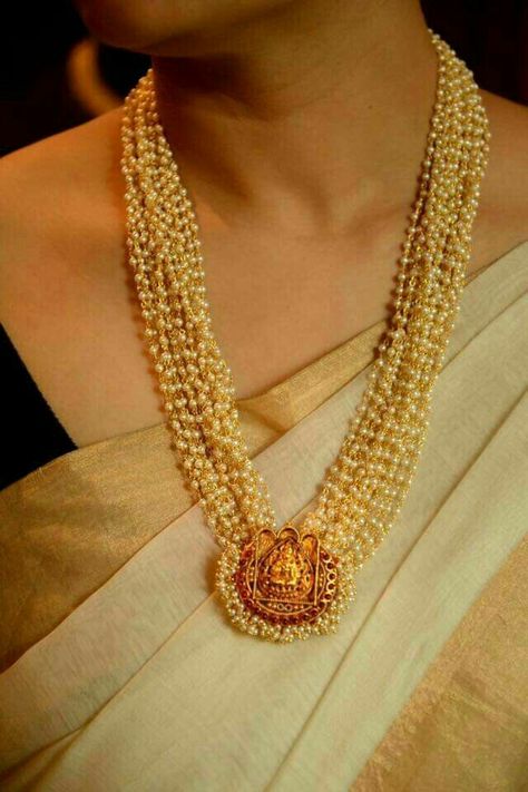 Kerala Jewellery Traditional, Traditional Jewelry Kerala, Kerala Temple, Kerala Jewellery, Gold Motif, Temple Necklace, Gold Necklace Indian, Temple Jewelry, Pearl Necklace Designs