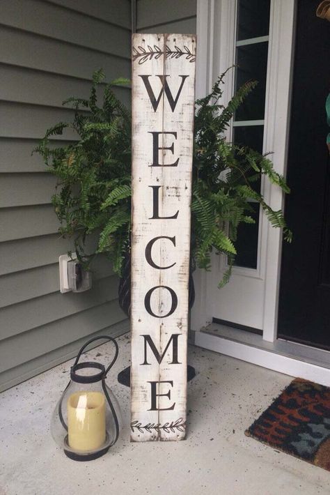 Wooden Entryway Welcome Sign #diy #porch #sign #decorhomeideas Welcome Signs Front Door, Diy Front Porch, Door Diy, Front Porch Signs, Wood Front Doors, Hemma Diy, Reclaimed Pallet Wood, Diy Outdoor Decor, Pallet Crafts