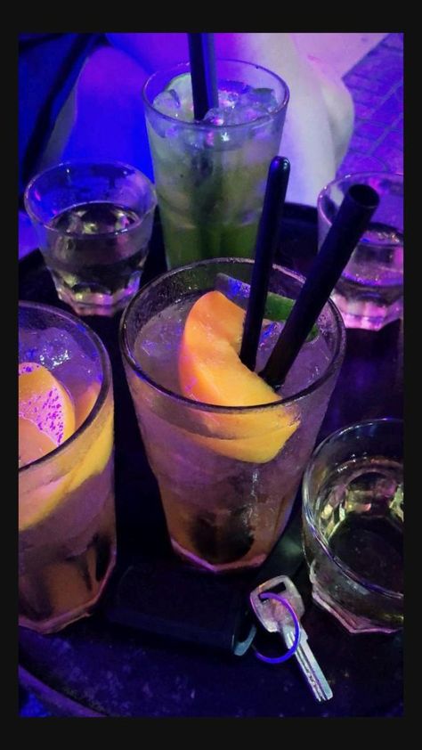 Story Fake Instagram, Alcohol Pictures, Liqueur Drinks, Pretty Alcoholic Drinks, Story Fake, Alcohol Party, Alcohol Aesthetic, Fancy Drinks, Food Style