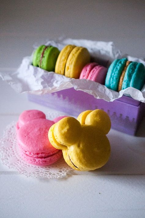 Sweet Treats: food, photography, life: Mickey Mouse Macarons & Disney Princess Macarons (GF) Disney Sweets, Kue Macaroon, Disney Desserts, Dessert Original, Tumblr Food, Macaron Cookies, Disneyland Food, Disney Treats, French Macaroons