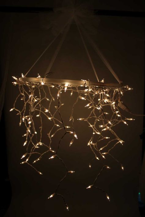 DIY: Hula Hoop Chandelier – Christmas Light Source Hula Hoop Tent, Hula Hoop Light, Diy Hula Hoop, Hula Hoop Chandelier, Chandelier Christmas, Seasonal Room Decor, Rustic Chic Wedding Decor, Easy Up Tent, Diy Hanging Light