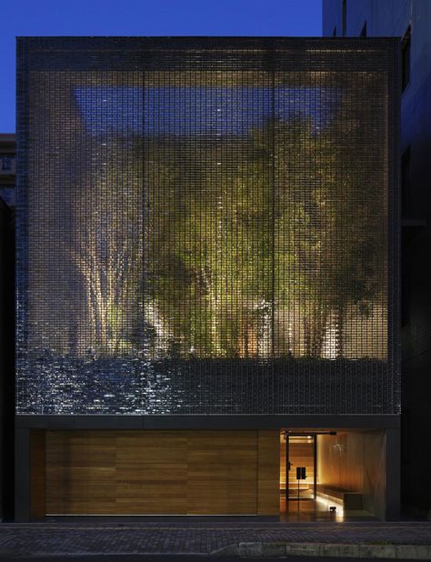 Facade made out of glass blocks, covering a courtyard with a tree Interesting Walls, Facade Structure, Hiroshi Nakamura, Architecture Cool, Houses In Japan, Hiroshima Japan, Japanese Architect, Glass Brick, Restaurant Architecture