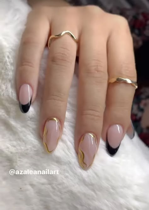 Cute Gold Nails, Valentines Nails Ideas, Winter Nail Trends, Nails Gold, Hello Nails, February Nails, Spring Nail Designs, Gold Nail, Almond Acrylic Nails