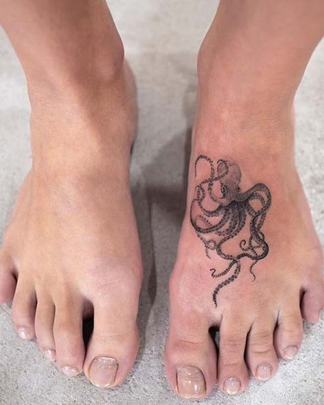 Small Octopus Tattoo, Diy Tattoo Permanent, Octopus Tattoo Design, Tulip Tattoo, Octopus Tattoos, Foot Tattoos For Women, Inspiration Tattoos, Octopus Tattoo, Best Sleeve Tattoos