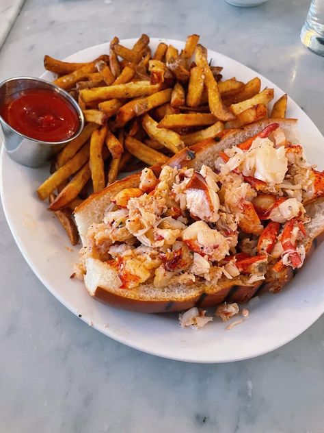 Best Lobster Roll, Boston Food, Cruise Food, Boston Restaurants, Newbury Street, Visiting Boston, Garlic Noodles, Mexican Grill, Spicy Salmon