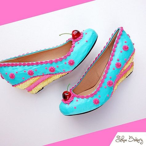 Teal And Pink Cake, Shoe Bakery, Cake Shoes, Cake Fashion, Ice Cream Shoes, Muses Shoes, Cake Base, Pink Wedges, Pink Icing