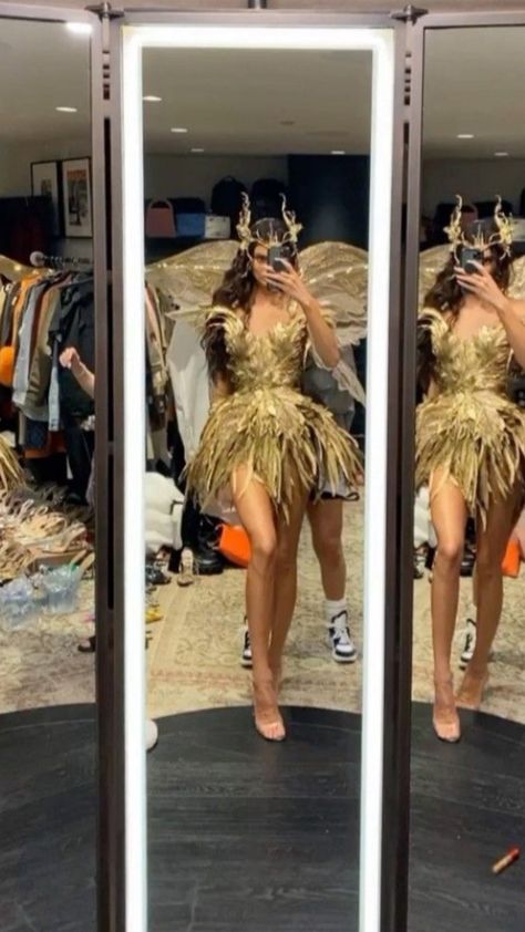 Kendall Jenner Golden Fairy, Gold Angel Halloween Costume, Disfraz Kendall Jenner, Golden Costume Ideas, Kendall Jenner Gold Fairy, Iconic Looks Fashion Celebrity, Kendall Jenner Fairy, Kendall Jenner Witch, Gold Goddess Costume